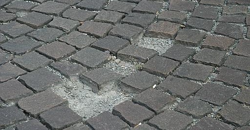 Cade rovinosamente in una buca nel pavé in piazza, risarcita di 7.000 euro