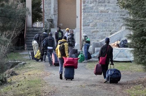 Dopo una notte i profughi lasciano Stresa: l’alloggio è inagibile