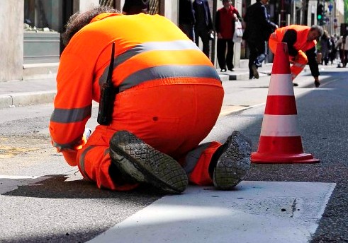 Insieme alle linee stradali pitturano una Golf parcheggiata: il Comune risarcisce