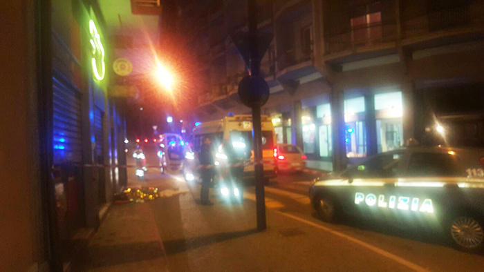 Donna si suicida gettandosi dalla finestra e colpisce un passante