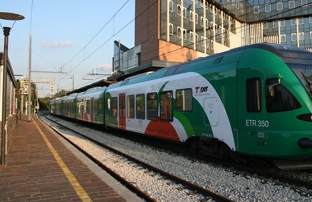 Il treno parte con il braccio di una bambina incastrato nella porta