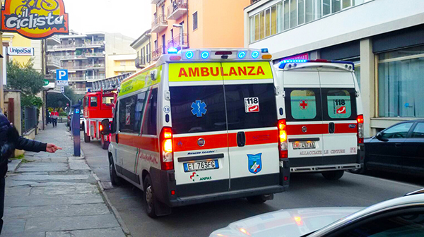 Coppia di anziani portata al Dea, trovati in casa a terra, salvati dai Vigili del fuoco