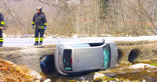 Auto sbanda sul ghiaccio e finisce nel torrente. Fotogallery