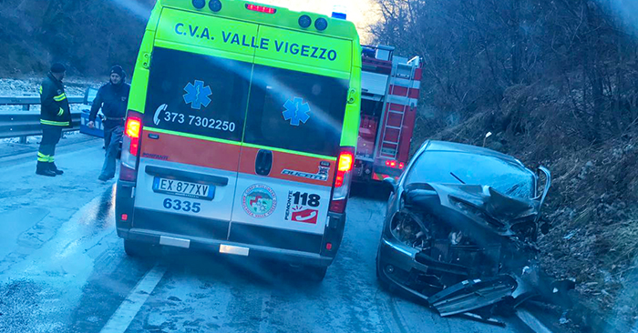 Schianto tra due auto all'imbocco della Vigezzo. Ferito un conducente