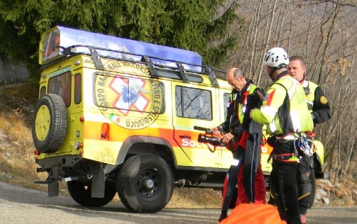 Una notte nel bosco dopo la caduta: uomo disperso sul monte Cimolo