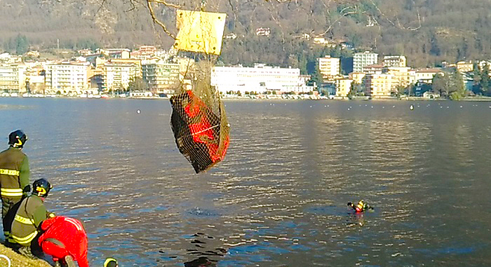 Tante ipotesi sui resti umani e sull'auto recuperata dal lago. Video e fotogallery