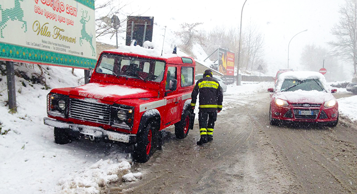 Una Befana sotto la neve per i vigili del fuoco ossolani nelle zone terremotate. Foto
