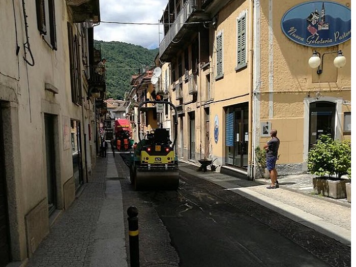 Asfalto sopra il porfido in alcune vie di Omegna. I cittadini protestano sui social network