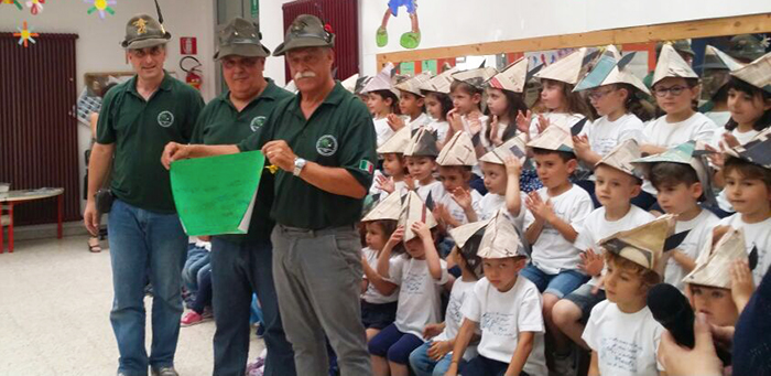 Nuovi giochi per gli alunni della materna Collodi grazie agli Alpini di Domo. Video e foto