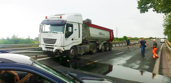   Tangenziale di Novara: un Tir perde il controllo e finisce sulla carreggiata opposta  