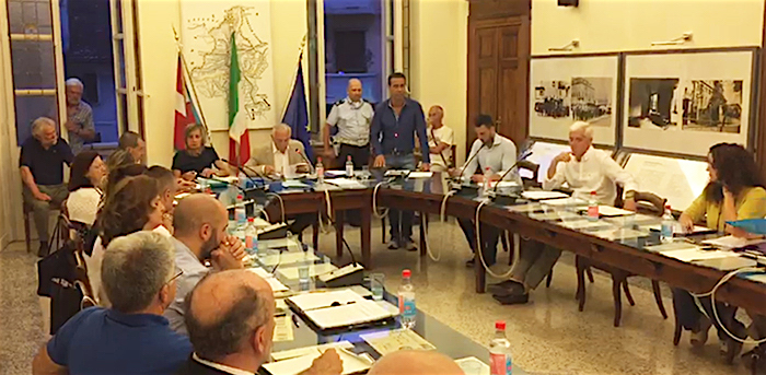 Domo fuori dalla Centrale di committenza dell'Unione Valli Ossola. Discussioni in consiglio. Video