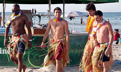 Tutti di corsa vestiti da hawaiani
