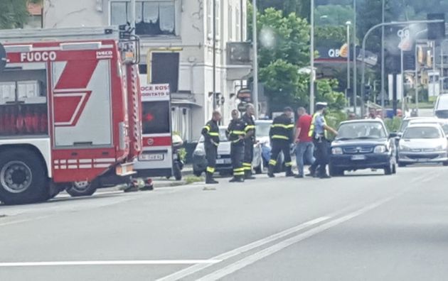 Scooter tampona l’auto in coda: anziano in ospedale