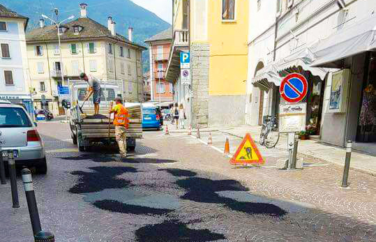 Domo: si tappano le buche del centro città in attesa dei lavori definitivi