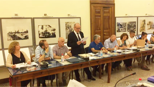 La maggioranza del consiglio comunale sostiene Pizzi sui migranti. Video