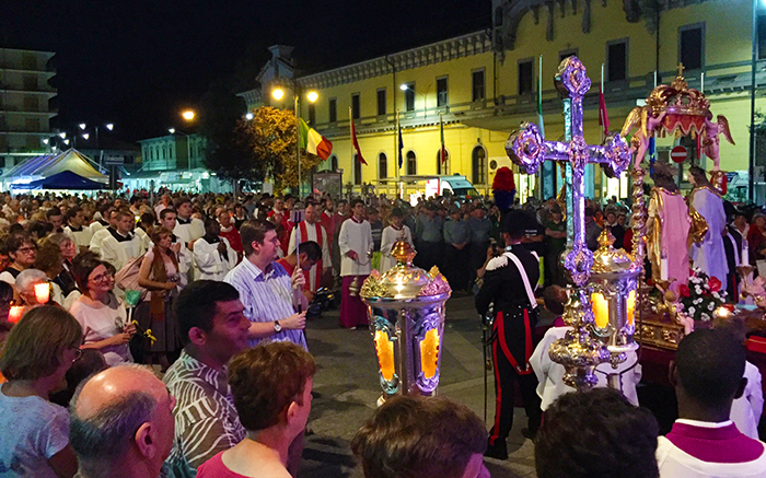 Piazza gremita per la Patronale: “Domo custodisca i valori della sua millenaria civiltà”. Foto e video