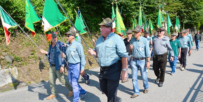 Tutte le Penne nere anzaschine all'11° Raduno Alpini di Castiglione. Fotogallery