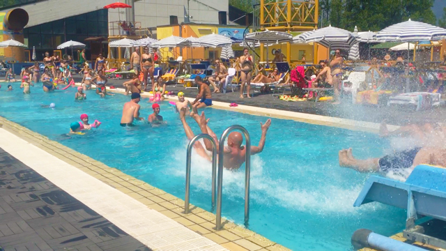 La parola d'ordine del gioco in Piscina "coprifuoco" scatena l'ira del Pd: "Benzina sul fuoco"