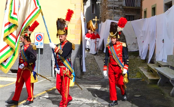 A Bannio rinnovata la tradizione dei Santitt con la processione tra le lenzuola. Fotogallery