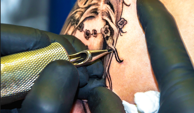 Inchiostro cancerogeno in negozio di tatuaggi e piercing. Intervengono Asl e Comune