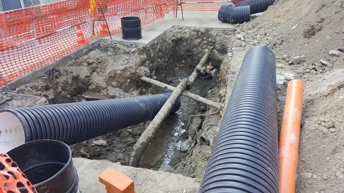 Cede l’asfalto, voragine in mezzo alla strada (foto)