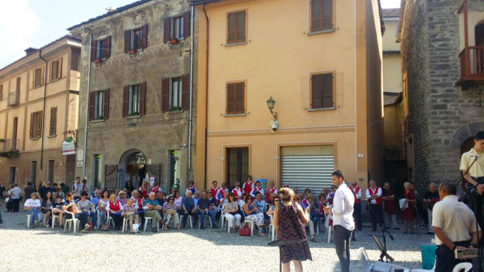 Due giorni di musica nel Borgo domese con i Cori Piemontesi. Video e foto