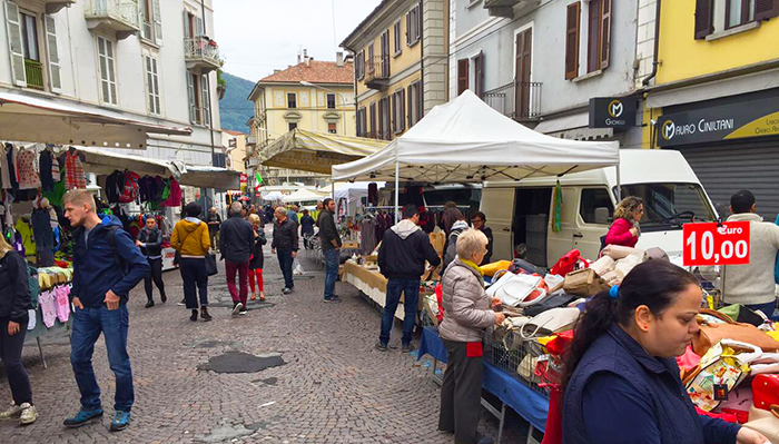 l meteo tiene, in tanti alla Fiera di Domo. Foto