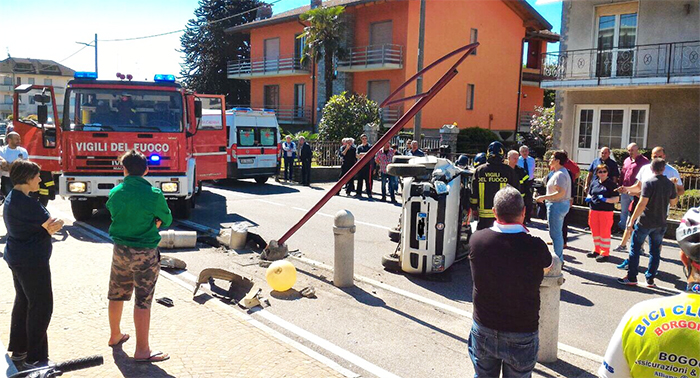 Anziano perde il contollo dell'auto, abbatte un lampione e si cappotta