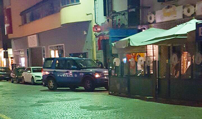 Svizzeri al ristorante ubriachi non vogliono pagare. Si addormenta sul marciapiede. Multati