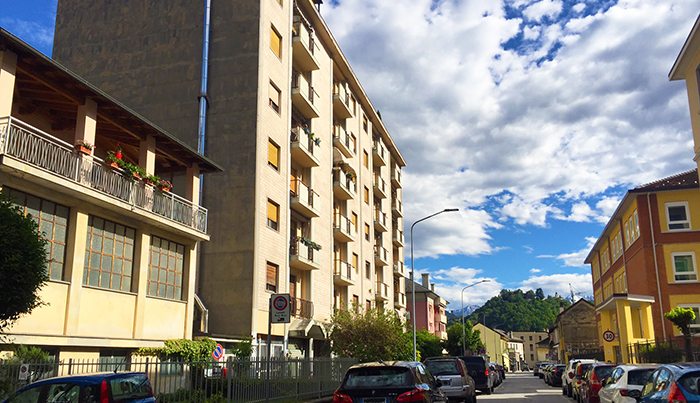 Esposto contro 12 profughi residenti in un condominio domese