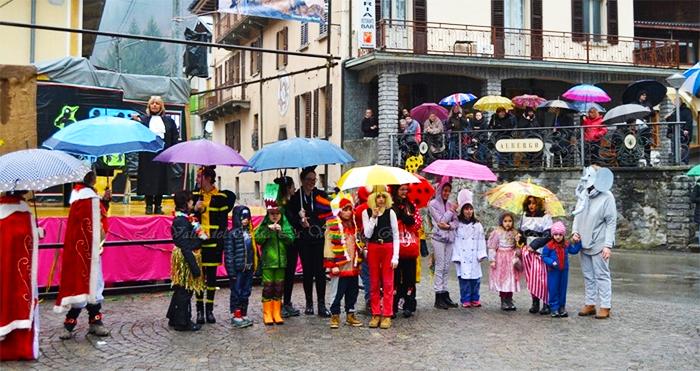 Re e Regina del Carnevale in sfilata a Ceppo Morelli. Fotogallery