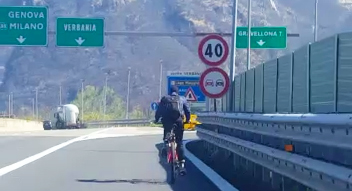 A tutta velocità in bici in superstrada (nonostante le buche...!). Multa da 41 euro 