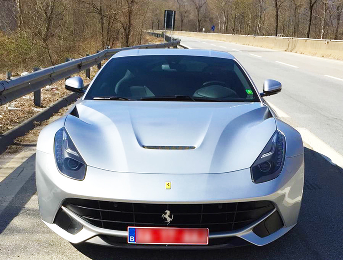  Supera la Polizia con una Ferrari. Fermato, aveva targa scaduta, auto sequestrata: "Tenetevela pure tanto a casa ne ho un’altra”