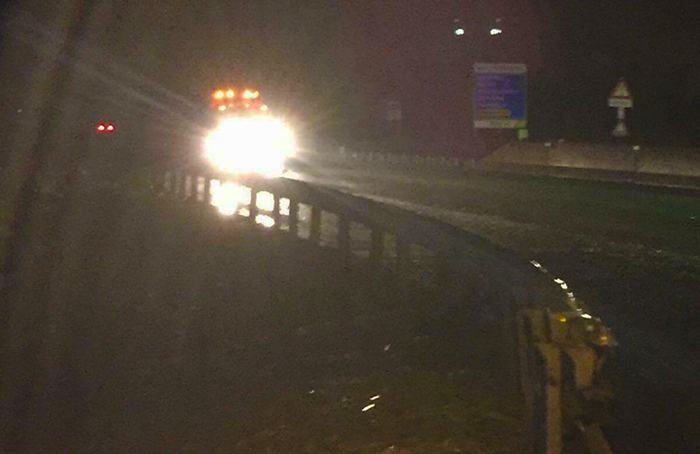 Cerchioni, braccetti, ammortizzatori rotti. Almeno sei auto incidentate per una voragine in superstrada
