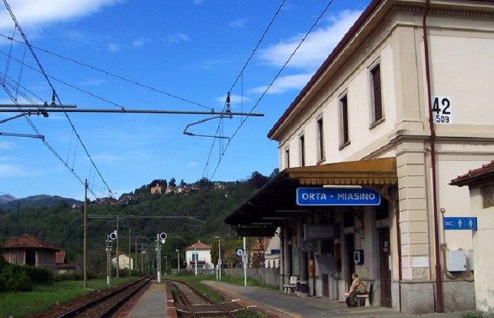 Rischio frana sulla linea ferroviaria nel territorio di Miasino