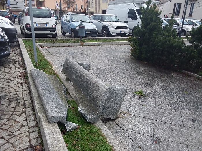 Divelta una panchina in granito in piazza don Bosco a Gravellona Toce