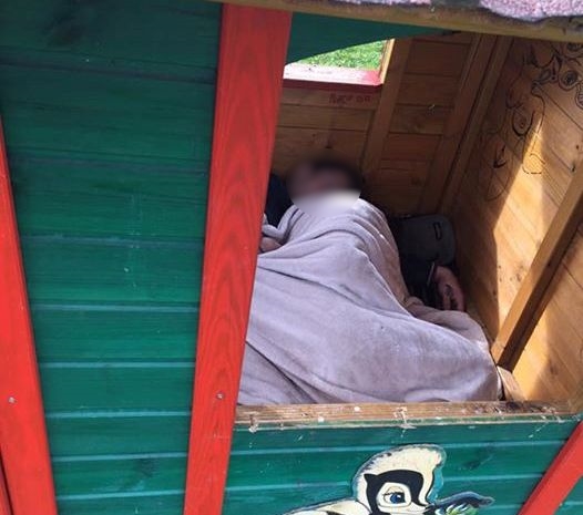 Clochard nel parco giochi, proteste. Il sindaco: l’ex Tam Tam tornerà commerciale