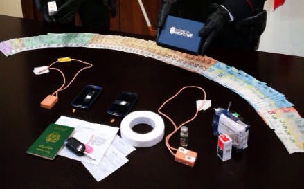 All'esame di teoria per la patente con gli auricolari: 3 denunciati