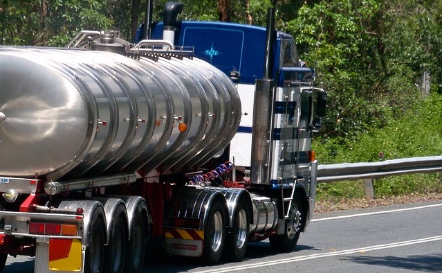 Autocisterna si ribalta in A26: bitume industriale finisce in un canale e nei campi