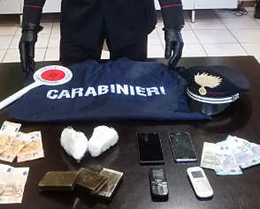 Occultano la droga nel vano motore dell'auto: presi