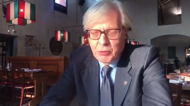 Videomessaggio di Sgarbi agli studenti di Arona: "Vi invito gratis alla mostra. Anche la prof...". Video