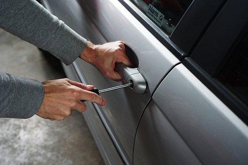 Topo d’auto preso con le mani nel “sacco”, 59enne a processo per furto