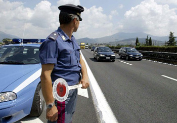 Quindici chilometri in contromano sull’A26: 2.000 euro di multa e via la patente