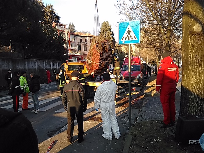 Appartengono a due persone i resti mortali rinvenuti nella minicar ritrovata nel lago