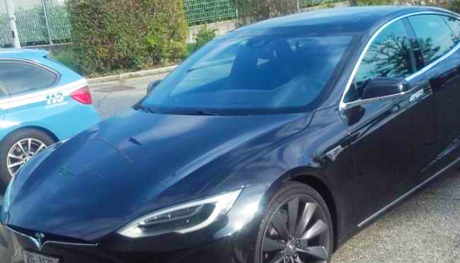 Super berlina elettrica con targa svizzera sequestrata dalla Polstrada