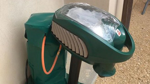 Apparecchiatura per la lotta alle zanzare installata nel cortile del Castello