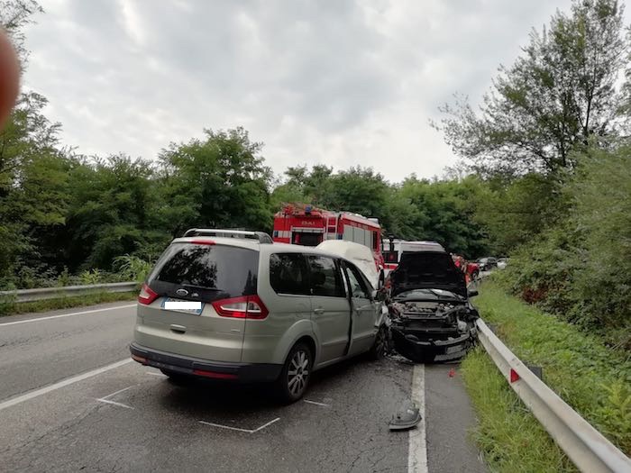 Borgo Ticino, frontale tra due auto sulla provinciale 32