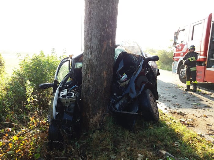 Cameri: auto contro albero, automobilista grave