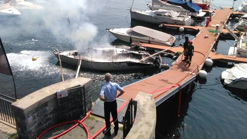Fiamme su una barca a vela ormeggiata