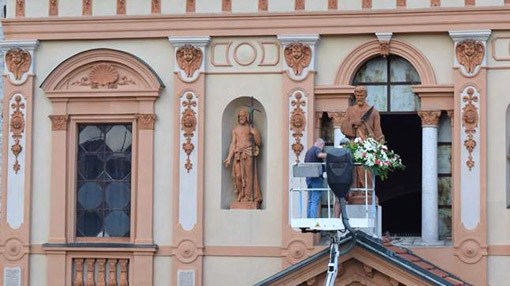 Omaggio floreale a San Bartolomeo per la festa patronale